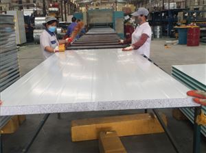 广东厂家生产彩钢保温材料 硅岩彩钢夹芯板